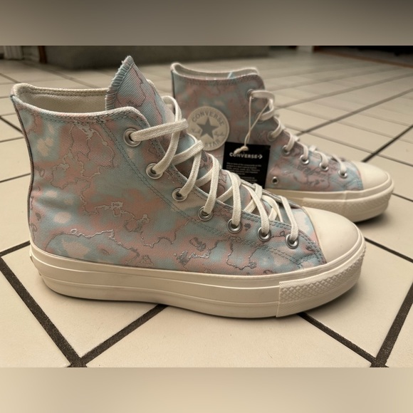 Converse Women's Chuck Taylor Lift Platform in Light Dew / Egret / Silver - Picture 1 of 6